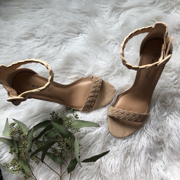 Cream color sandals wet seal size 7. Like new. - Picture 7 of 7